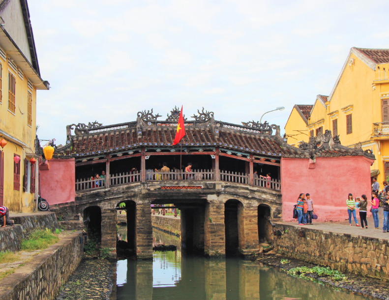 japanese-bridge-scenic-spot-in-the-ancient-city-of-huian-vietnam